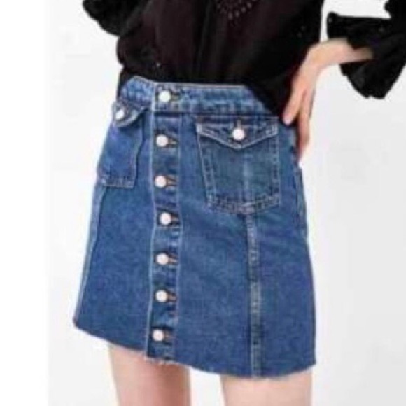 Zara women’s jean skirt, button style, frayed hem, length mini mid-rise, size S - Picture 4 of 7